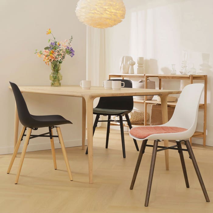 scandinavische eetkamerstoel wit met beige zitkussen - walnoot houten onderstel Nena-Liv 