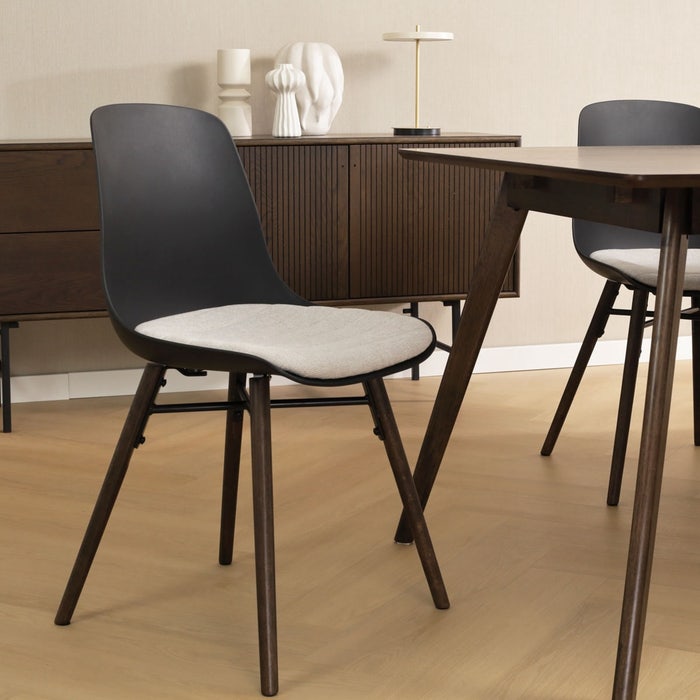 Nena-Liv eetkamerstoel zwart met beige zitkussen - walnoot houten onderstel eetkamerstoel - scandinavisch - kunststof - naturel houten poten - walnoot - lichtbruin