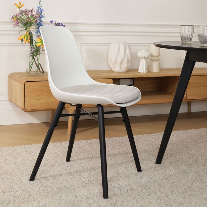 Nena-Liv eetkamerstoel wit met beige zitkussen - zwart houten onderstel eetkamerstoel - scandinavisch - modern - kunststof - crème - naturel houten poten - zwarte poten - met stoelkussen