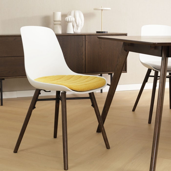 Nena-Liv eetkamerstoel wit met okergeel zitkussen - walnoot houten onderstel eetkamerstoel - scandinavisch - kunststof - naturel houten poten - walnoot