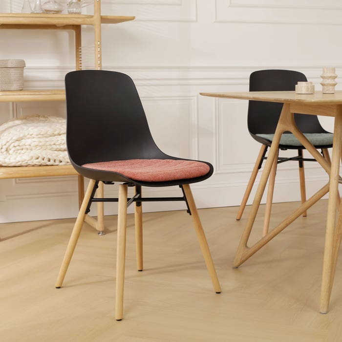 Nena-Liv eetkamerstoel zwart met terracotta rood zitkussen - houten onderstel eetkamerstoel - scandinavisch - modern - kunststof - naturel houten poten