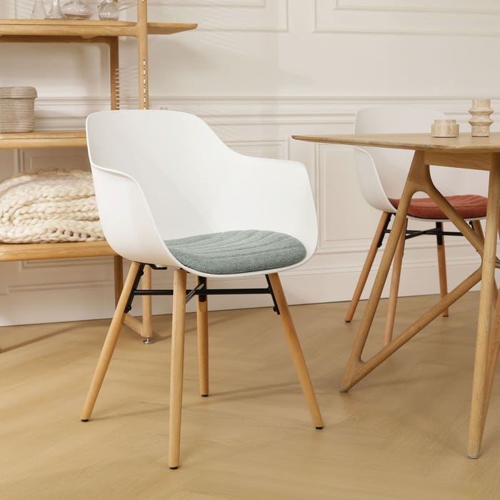Nena-Liz eetkamerstoel wit met zacht groen zitkussen - houten onderstel eetkamerstoel - met armleuning - scandinavisch - armstoel - kunststof - naturel houten poten
