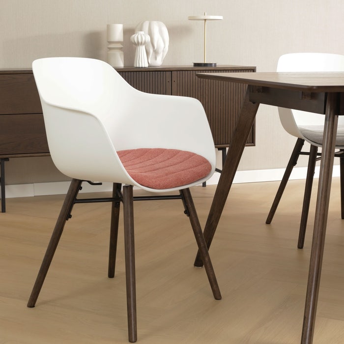 Nena-Liz eetkamerstoel wit met terracotta rood zitkussen - walnoot houten onderstel eetkamerstoel - met armleuning - scandinavisch - armstoel - kunststof - naturel houten poten - walnoot