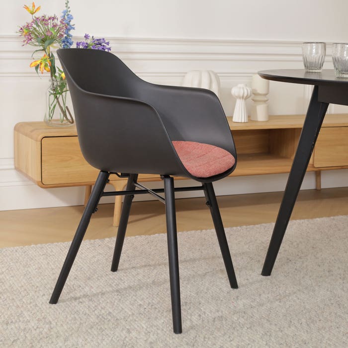Nena-Liz eetkamerstoel zwart met terracotta rood zitkussen - zwart houten onderstel eetkamerstoel - met armleuning - scandinavisch - armstoel - kunststof - naturel houten poten - zwarte poten - terracotta - met stoelkussen