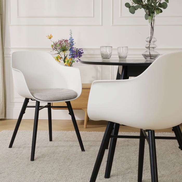 Nena-Liz eetkamerstoel wit met beige zitkussen - zwart houten onderstel eetkamerstoel - met armleuning - scandinavisch - armstoel - kunststof - crème - naturel houten poten - zwarte poten - met stoelkussen
