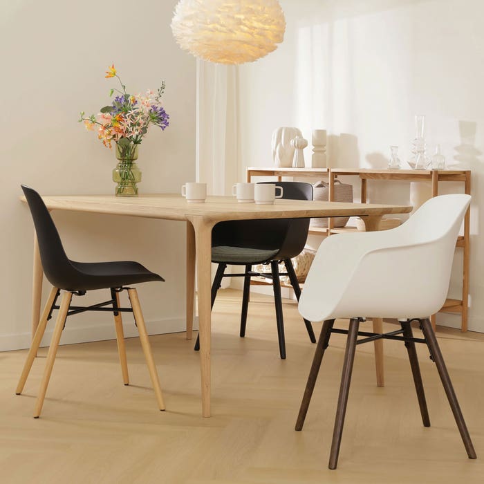 scandinavische eetkamerstoel zwart met beige zitkussen - walnoot houten onderstel Nena-Liz