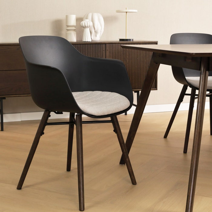 Nena-Liz eetkamerstoel zwart met beige zitkussen - walnoot houten onderstel eetkamerstoel - met armleuning - scandinavisch - armstoel - kunststof - naturel houten poten - walnoot - lichtbruin