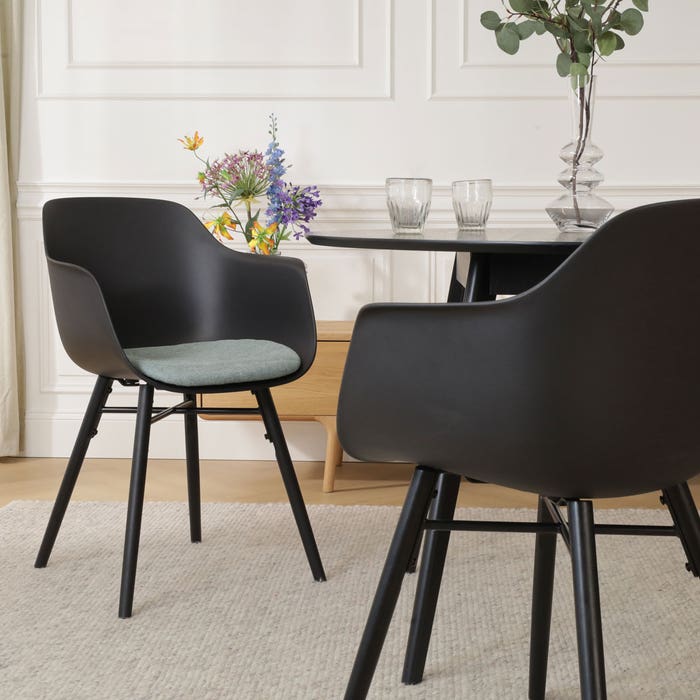 Nena-Liz eetkamerstoel zwart met zacht groen zitkussen - zwart houten onderstel eetkamerstoel - met armleuning - scandinavisch - armstoel - kunststof - naturel houten poten - zwarte poten - lichtgroen - met stoelkussen