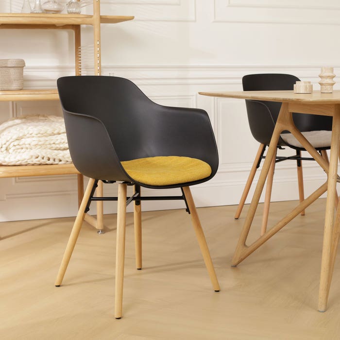 Nena-Liz eetkamerstoel zwart met okergeel zitkussen - houten onderstel eetkamerstoel - met armleuning - scandinavisch - armstoel - kunststof - naturel houten poten