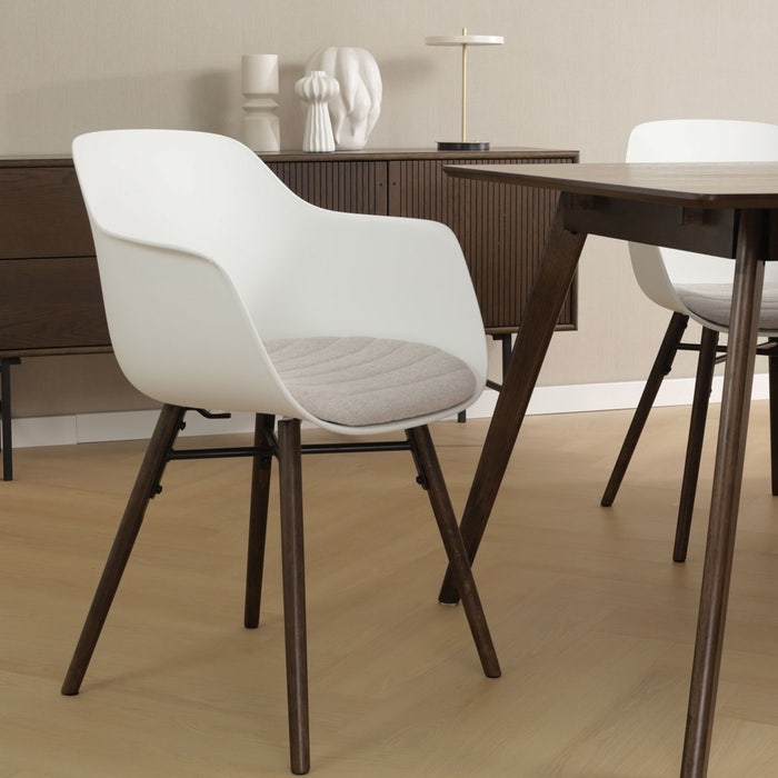Nena-Liz eetkamerstoel wit met beige zitkussen - walnoot houten onderstel eetkamerstoel - met armleuning - scandinavisch - armstoel - kunststof - naturel houten poten - walnoot - lichtbruin