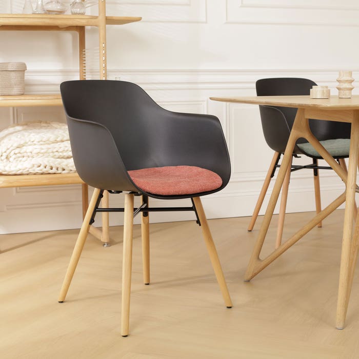 Nena-Liz eetkamerstoel zwart met terracotta rood zitkussen - houten onderstel eetkamerstoel - met armleuning - scandinavisch - armstoel - kunststof - naturel houten poten