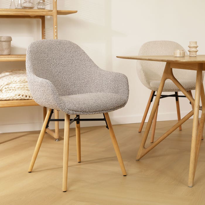 Nena-Mae eetkamerstoel bouclé taupe - houten onderstel met armleuningen - design - scandinavisch - stof - luxe - japandi - modern - naturel houten poten - comfortabele - bruingrijs