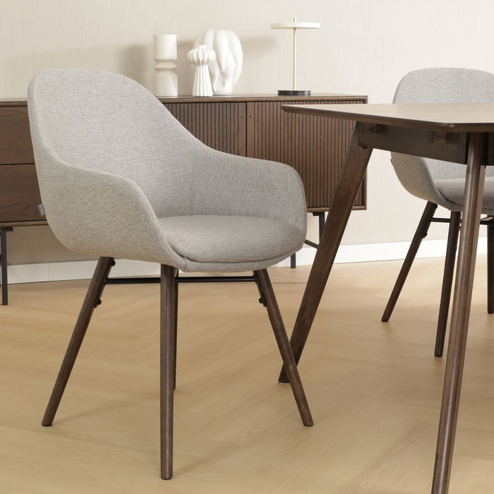 Nena-Mae eetkamerstoel warm grijs - walnoot houten onderstel met armleuningen - stof - luxe - modern - naturel houten poten - comfortabele - walnoot