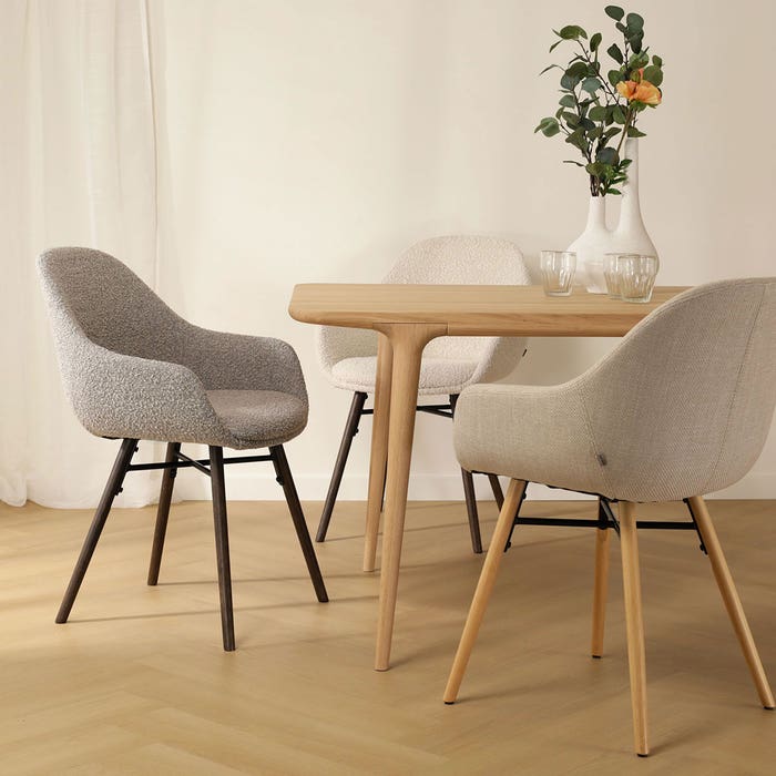 moderne eetkamerstoel bouclé taupe - walnoot houten onderstel Nena-Mae
