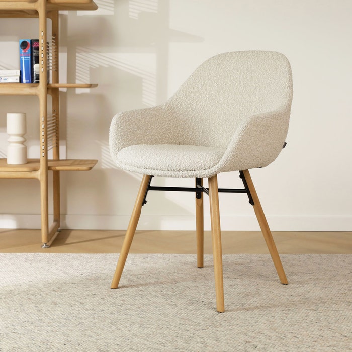 comfortabele armstoel bouclé beige - houten onderstel Nena-Mae