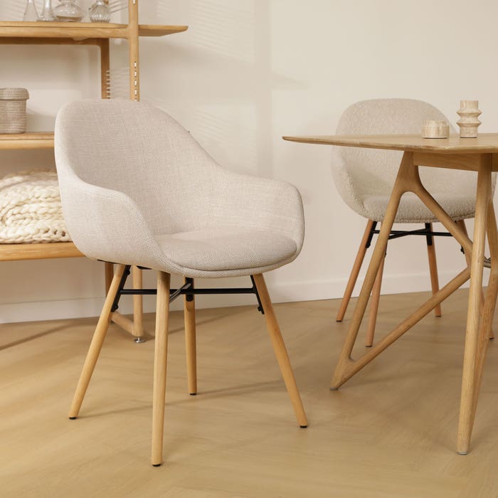Nena-Mae eetkamerstoel beige - houten onderstel - set van 2 met armleuningen - design - bruin - scandinavisch - stof - luxe - japandi - modern - naturel houten poten - comfortabele - set van 2