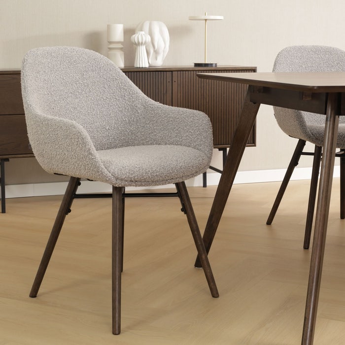 Nena-Mae eetkamerstoel bouclé taupe - walnoot houten onderstel - set van 2 met armleuningen - stof - luxe -  japandi - modern - naturel houten poten - comfortabele - walnoot - bruingrijs - set van 2