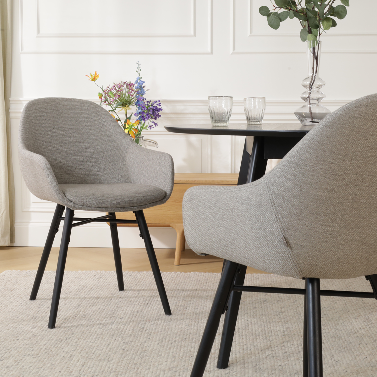 moderne stoel voor aan de eettafel warm grijs - zwart houten onderstel Nena-Mae