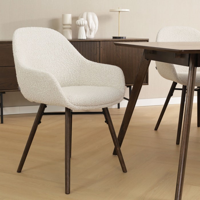Nena-Mae eetkamerstoel bouclé beige - walnoot houten onderstel - set van 2 met armleuningen - bruin - stof - luxe - japandi - modern - naturel houten poten - comfortabele - walnoot - set van 2