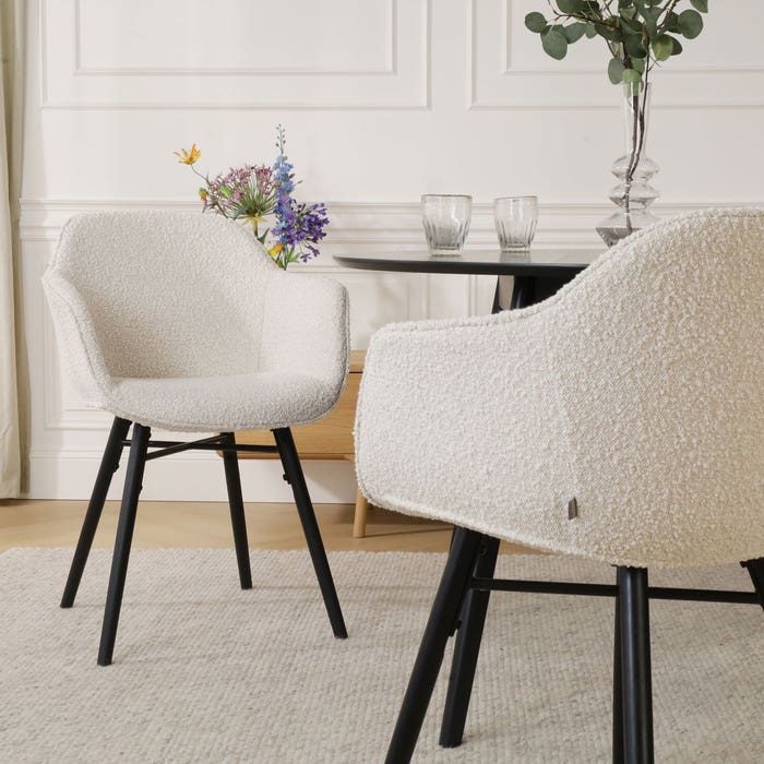 Nena-Mare eetkamerstoel bouclé beige - zwart houten onderstel met armleuning - stoffen - scandinavisch - bouclé - armstoel - creme - naturel houten poten - zwarte poten
