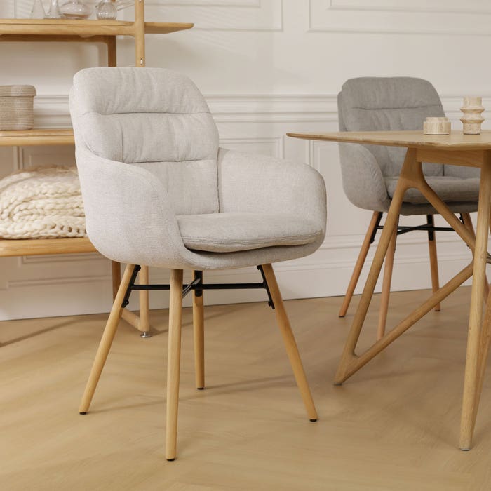 Nena-Mia eetkamerstoel beige - houten onderstel - set van 2 met armleuning - stof - scandinavisch - luxe - armstoel - crème - hoge rugleuning - naturel houten poten - comfortabele - lichtbruin