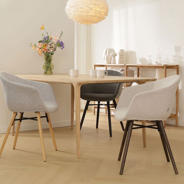 scandinavisch eetkamerstoel beige - zwart houten onderstel