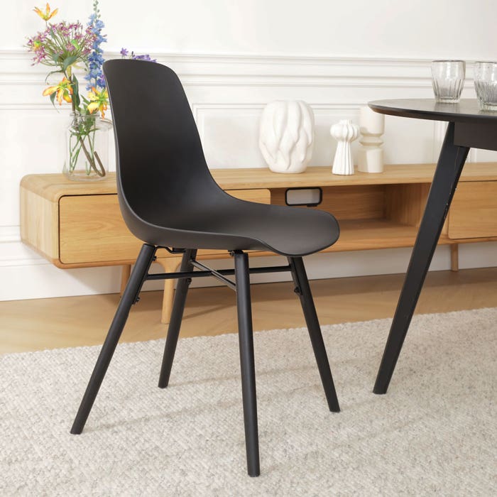 Nena-Pip eetkamerstoel zwart - zwart houten onderstel eetkamerstoel - scandinavisch - modern - kunststof - kuip - naturel houten poten - zwarte poten