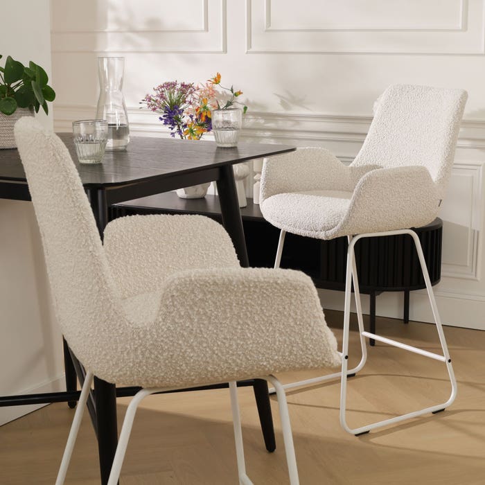 Nino-Eef barkruk bouclé beige - wit onderstel - 65 cm - set van 2 barstoel - rugleuning - kookeiland - armleuning - design - luxe - stof - zithoogte 65 cm - scandinavisch - bruin - set van 2 - japandi