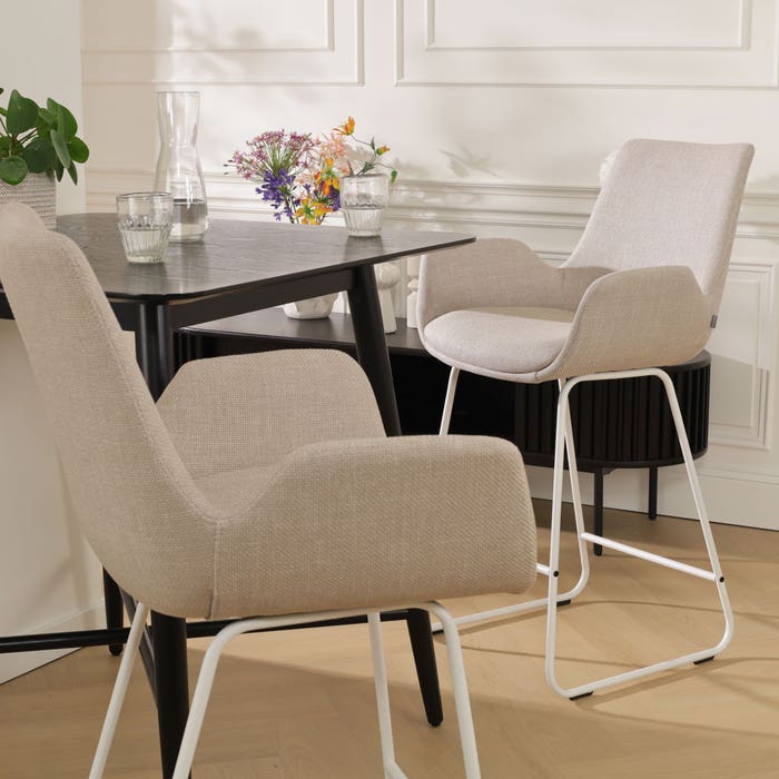 Nino-Eef barkruk beige - wit onderstel - 65 cm - set van 2 barstoel - rugleuning - kookeiland - armleuning - design - luxe - stof - zithoogte 65 cm - scandinavisch - bruin - set van 2 - japandi