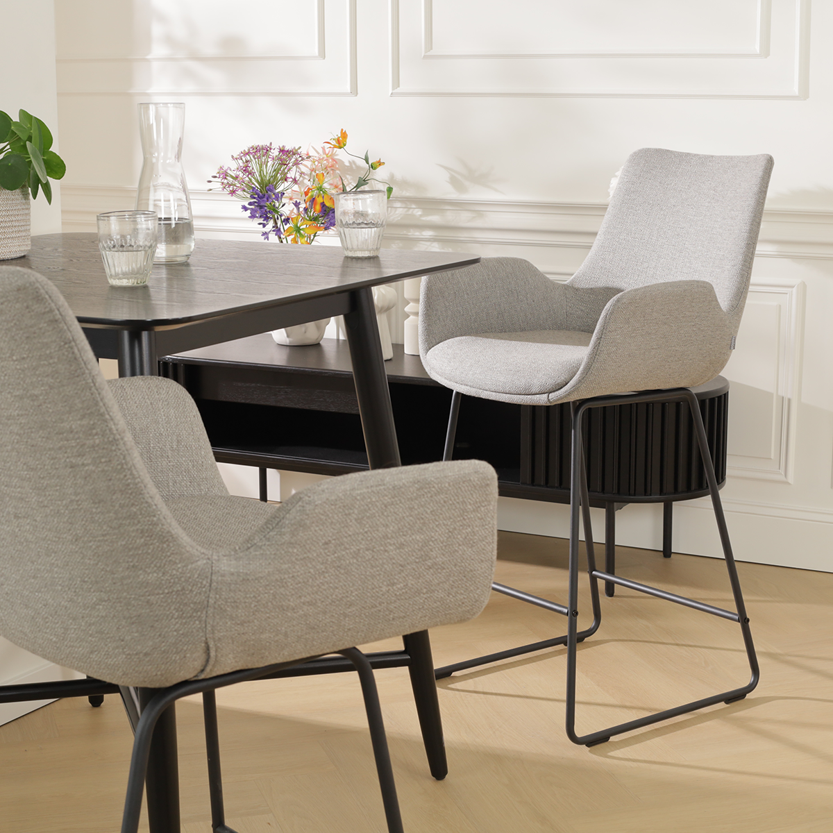 design barkruk warm grijs - zwart onderstel - 65 cm - Nino-Eef