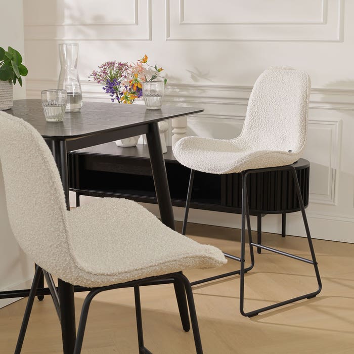 Nino-Fé barkruk bouclé beige - zwart onderstel - 65 cm barstoel - rugleuning - kookeiland - stof - zithoogte 65 cm - lage - scandinavisch - creme