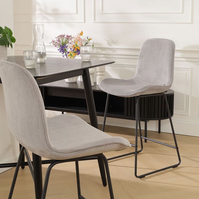 Nino-Fé barkruk rib warm grijs - zwart onderstel - 75 cm - set van 2 barstoel - rugleuning - kookeiland - stof - zithoogte 75 cm - lage - scandinavisch - set van 2