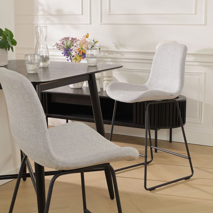 Nino-Fé barkruk lichtgrijs - zwart onderstel - 65 cm - set van 2 barstoel - rugleuning - kookeiland - stof - zithoogte 65 cm - lage - scandinavisch - set van 2