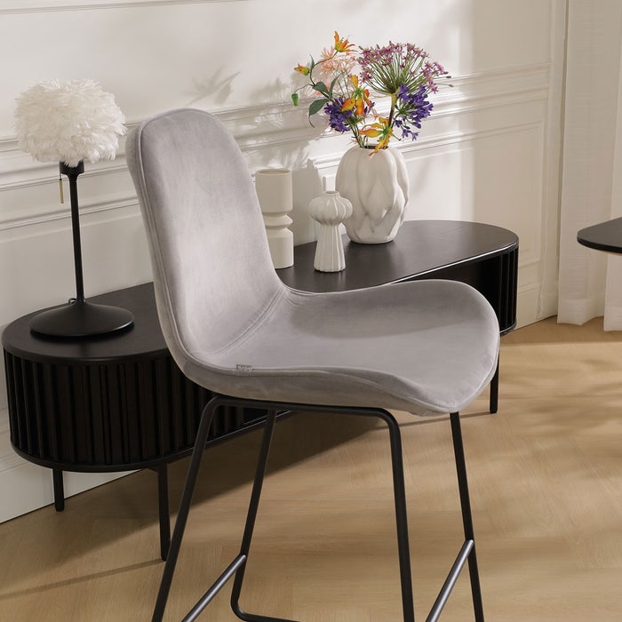 Nino-Fé barkruk velvet grijs - zwart onderstel - 65 cm barstoel - kookeiland - grijs - stof - zithoogte 65 cm - lage - scandinavisch
