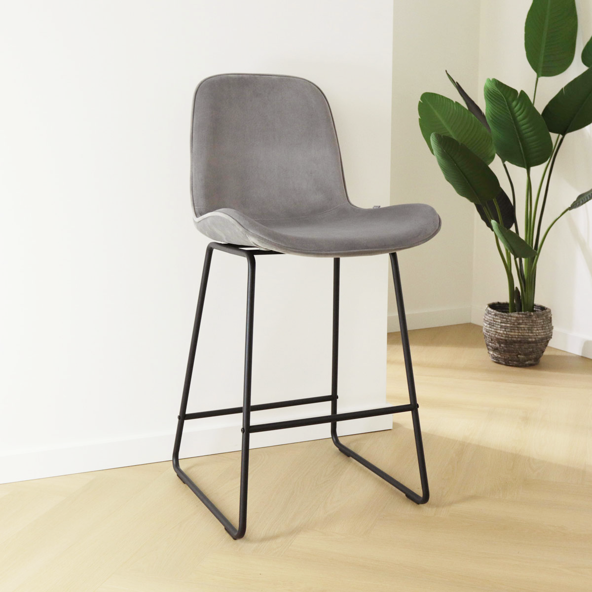 scandinavische barkruk velvet grijs - zwart onderstel - 75 cm - Nino-Fé