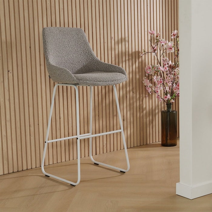 Nino-Isa barkruk bouclé taupe - wit onderstel - 75 cm - set van 2 barstoel - rugleuning - kookeiland - hoge - design - luxe - stof - scandinavisch - modern - bruingrijs - set van 2