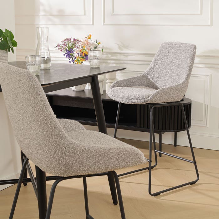 Nino-Isa barkruk bouclé taupe - zwart onderstel - 75 cm - set van 2 barstoel - rugleuning - kookeiland - hoge - design - luxe - stof - scandinavisch - modern - bruingrijs - set van 2