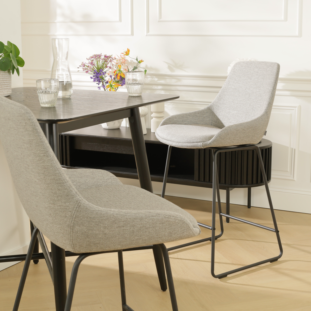 scandinavische hoge barkruk warm grijs - zwart onderstel - 75 cm - Nino-Isa