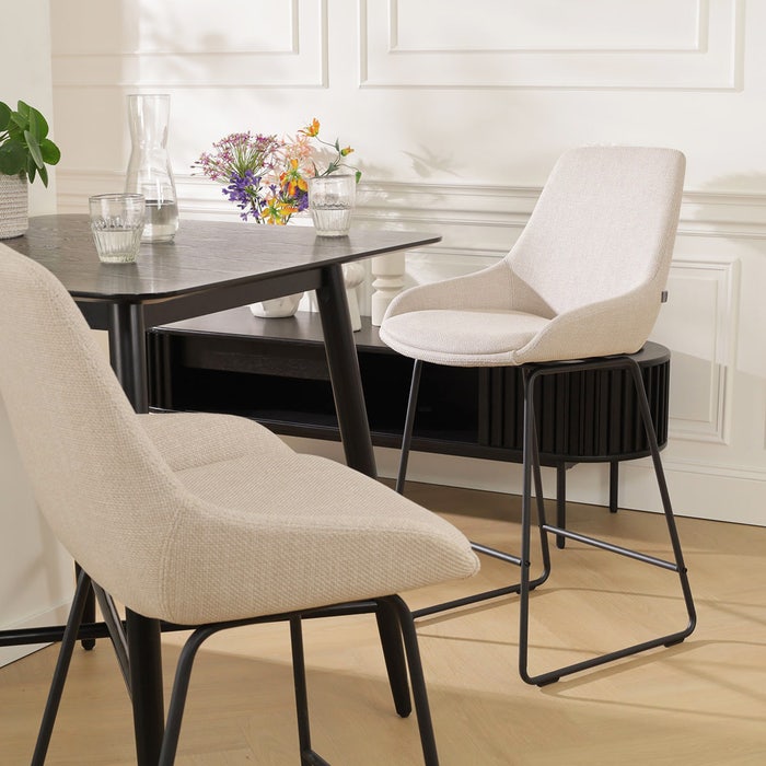 Nino-Isa barkruk beige - zwart onderstel - 65 cm - set van 2 barstoel - rugleuning - voor kookeiland - design - luxe - stof - zithoogte 65 cm - scandinavisch - bruin - set van 2