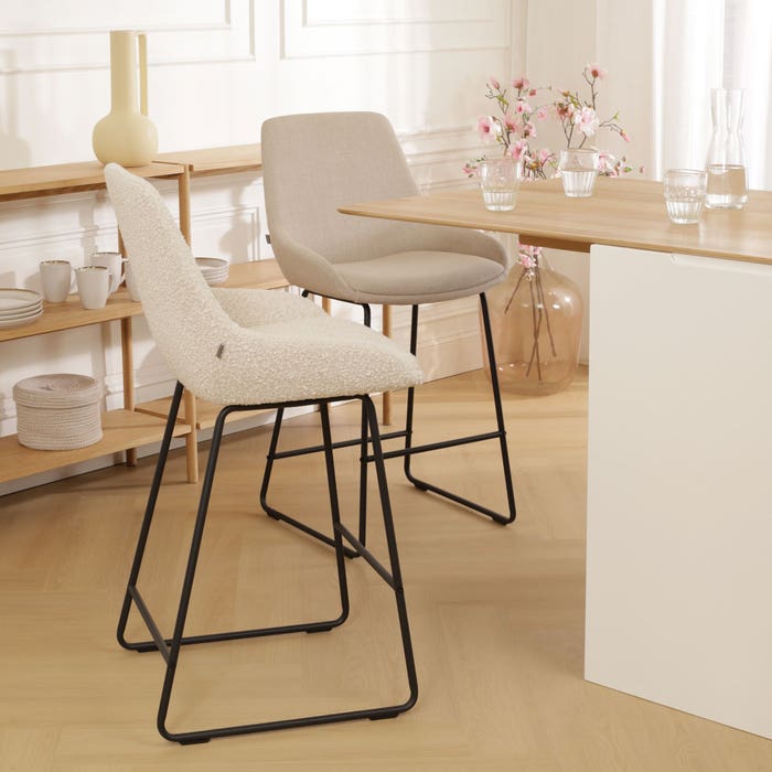 Nino-Isa barkruk bouclé beige - zwart onderstel - 75 cm barstoel - rugleuning - kookeiland - hoge - design - luxe - stof - modern - bruin - scandinavisch