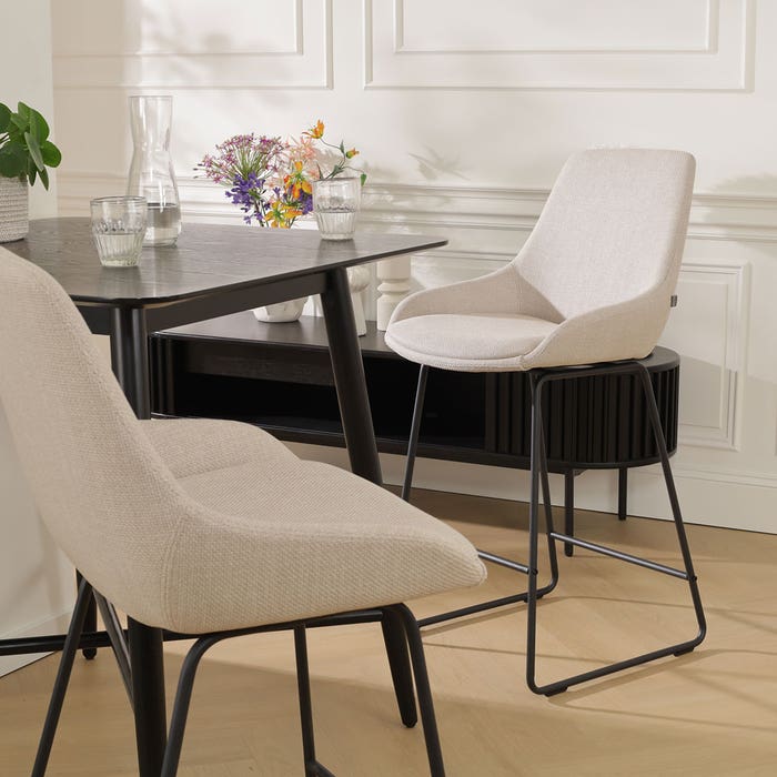 Nino-Isa barkruk beige - zwart onderstel - 75 cm - set van 2 barstoel - rugleuning - kookeiland - hoge - design - luxe - stof - modern - bruin - scandinavisch - set van 2