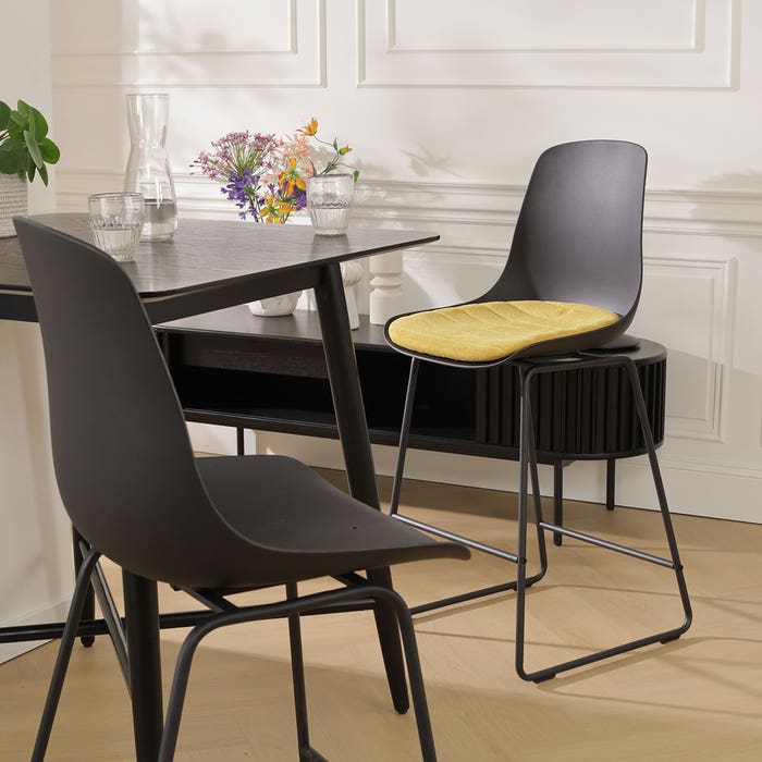 Nino-Liv barkruk zwart met okergeel zitkussen - zwart onderstel - 75 cm barstoel - rugleuning - kookeiland - kunststof - zithoogte 75 cm - hoge - scandinavisch