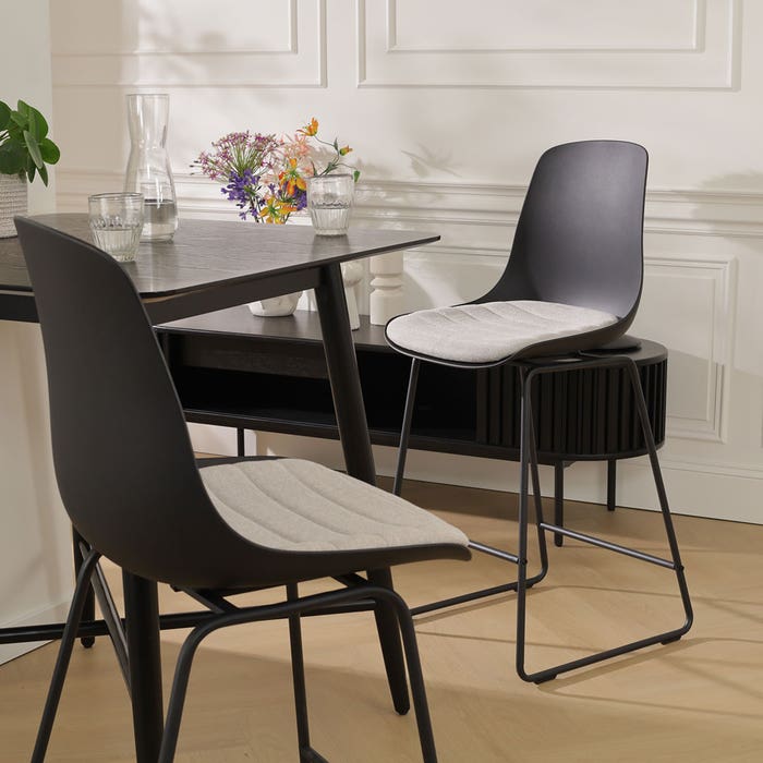 Nino-Liv barkruk zwart met beige zitkussen - zwart onderstel - 65 cm barstoel - rugleuning - kookeiland - kunststof - zithoogte 65 cm - lage - scandinavisch