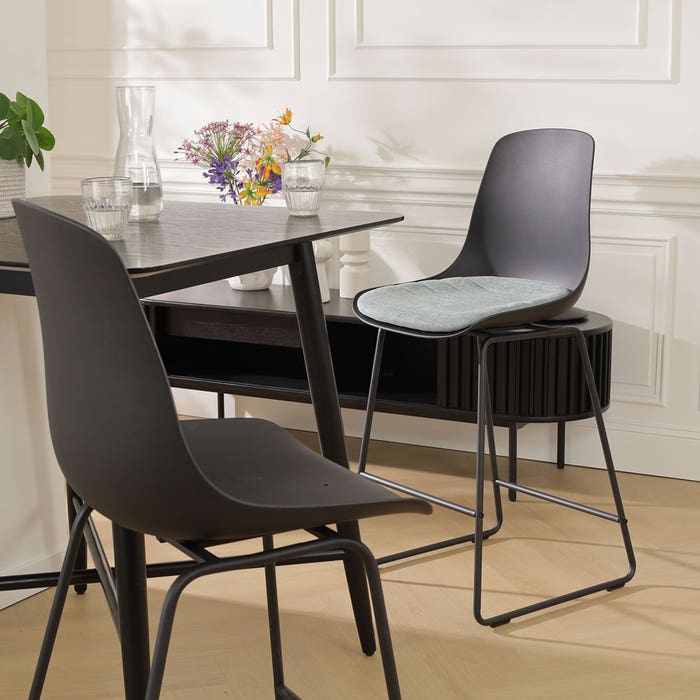 Nino-Liv barkruk zwart met zacht groen zitkussen - zwart onderstel - 75 cm barstoel - rugleuning - kookeiland - kunststof - zithoogte 75 cm - hoge - scandinavisch