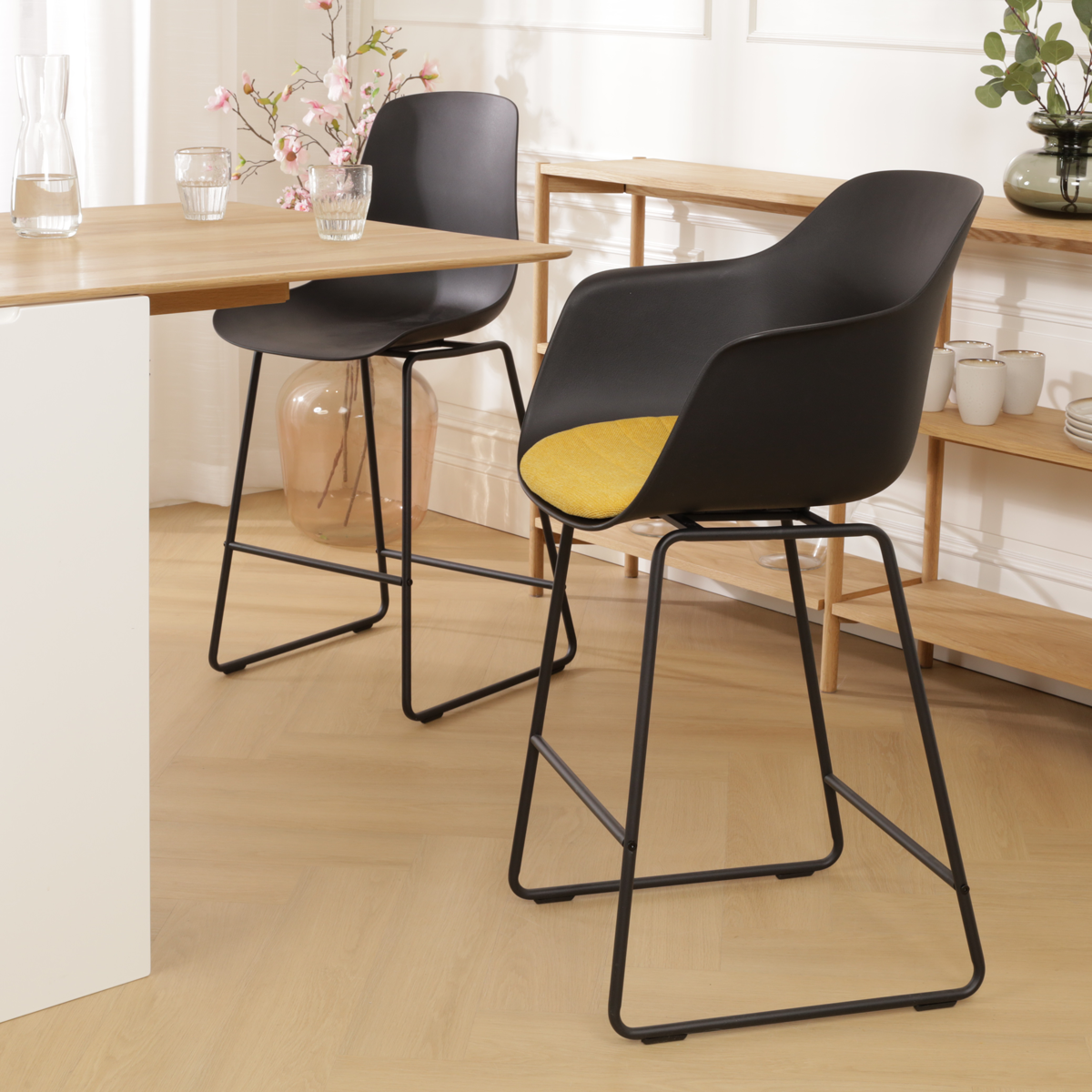 scandinavische barkruk zwart met okergeel zitkussen - zwart onderstel - 65 cm Nino-Liz