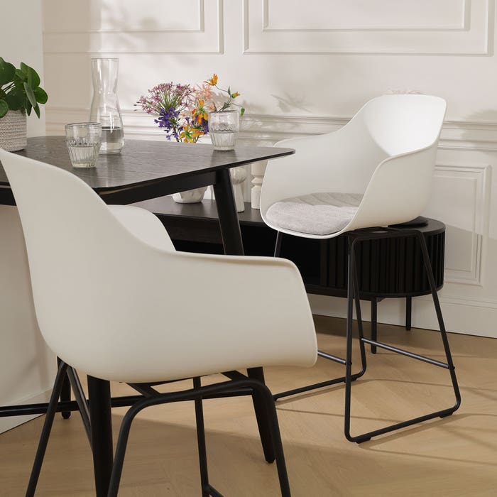 Nino-Liz barkruk wit met beige zitkussen - zwart onderstel - 75 cm barstoel - armleuning - rugleuning - lage - luxe - stof - scandinavisch - comfortabele - japandi