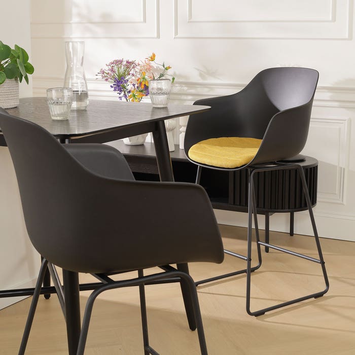 Nino-Liz barkruk zwart met okergeel zitkussen - zwart onderstel - 75 cm barstoel - armleuning - rugleuning - hoge - luxe - stof - scandinavisch - comfortabele - japandi