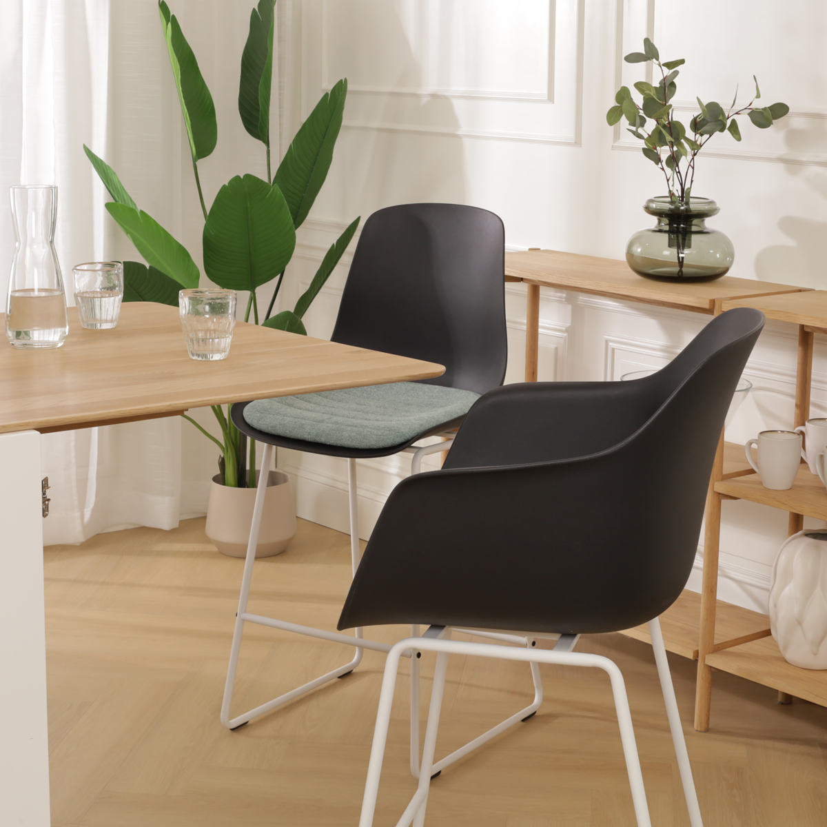 scandinavische barkruk zwart met zacht groen zitkussen - wit onderstel - 65 cm Nino-Liz