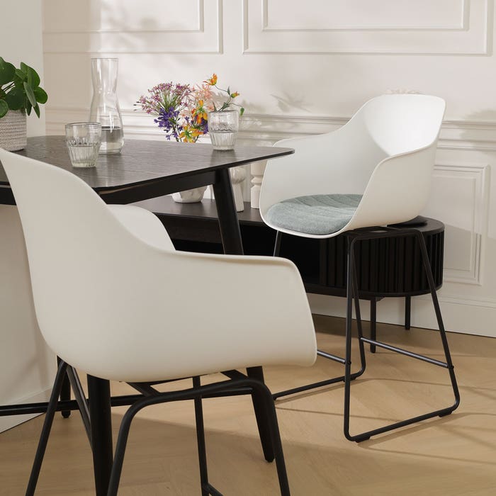 Nino-Liz barkruk wit met zacht groen zitkussen - zwart onderstel - 75 cm barstoel - armleuning - rugleuning - hoge - luxe - stof - scandinavisch - comfortabele - japandi