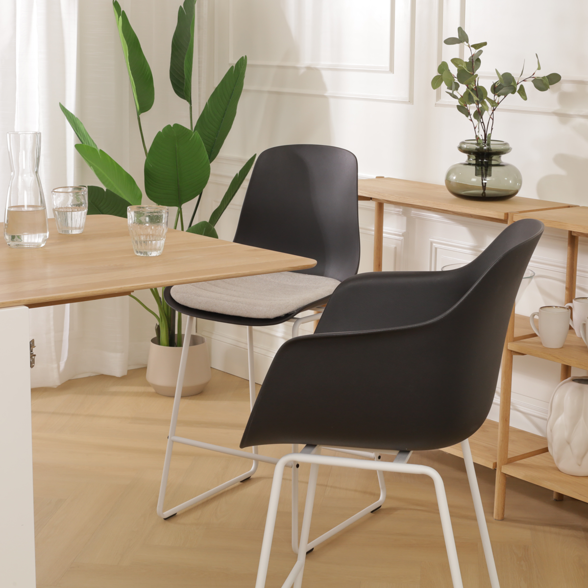 scandinavische barkruk zwart met beige zitkussen - wit onderstel - 65 cm Nino-Liz